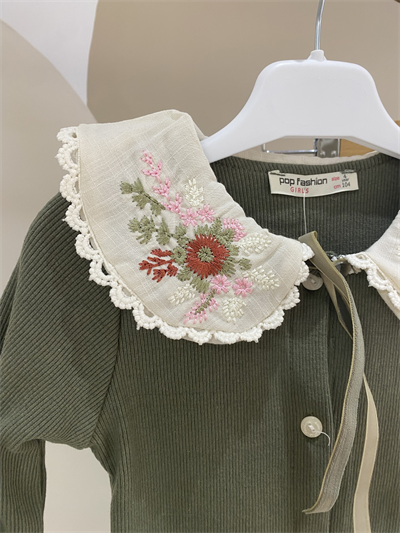 Nakışlı Yakalı Triko Takım – Kız Çocuk, Yeşil, 4–8 Yaş