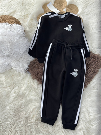 Sırt Baskılı Siyah Takım – Beyaz Çizgili, 3 İplik Şardonlu, Unisex, 3–8 Yaş