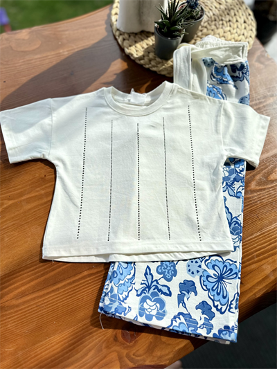 Taşlı Tişört ve Mavi Desenli Pantolonlu Takım