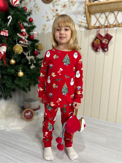 Yeni Yıl Temalı Kırmızı Pijama Takımı – Çocuk, 3–8 Yaş