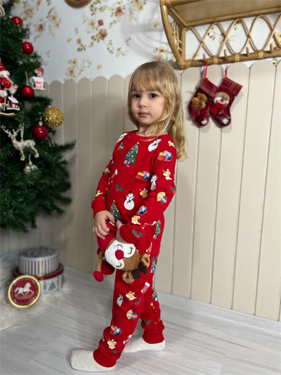 Yeni Yıl Temalı Kırmızı Pijama Takımı – Çocuk, 3–8 Yaş