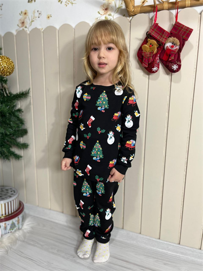 Yeni Yıl Temalı Siyah Pijama Takımı – Çocuk, 3–8 Yaş