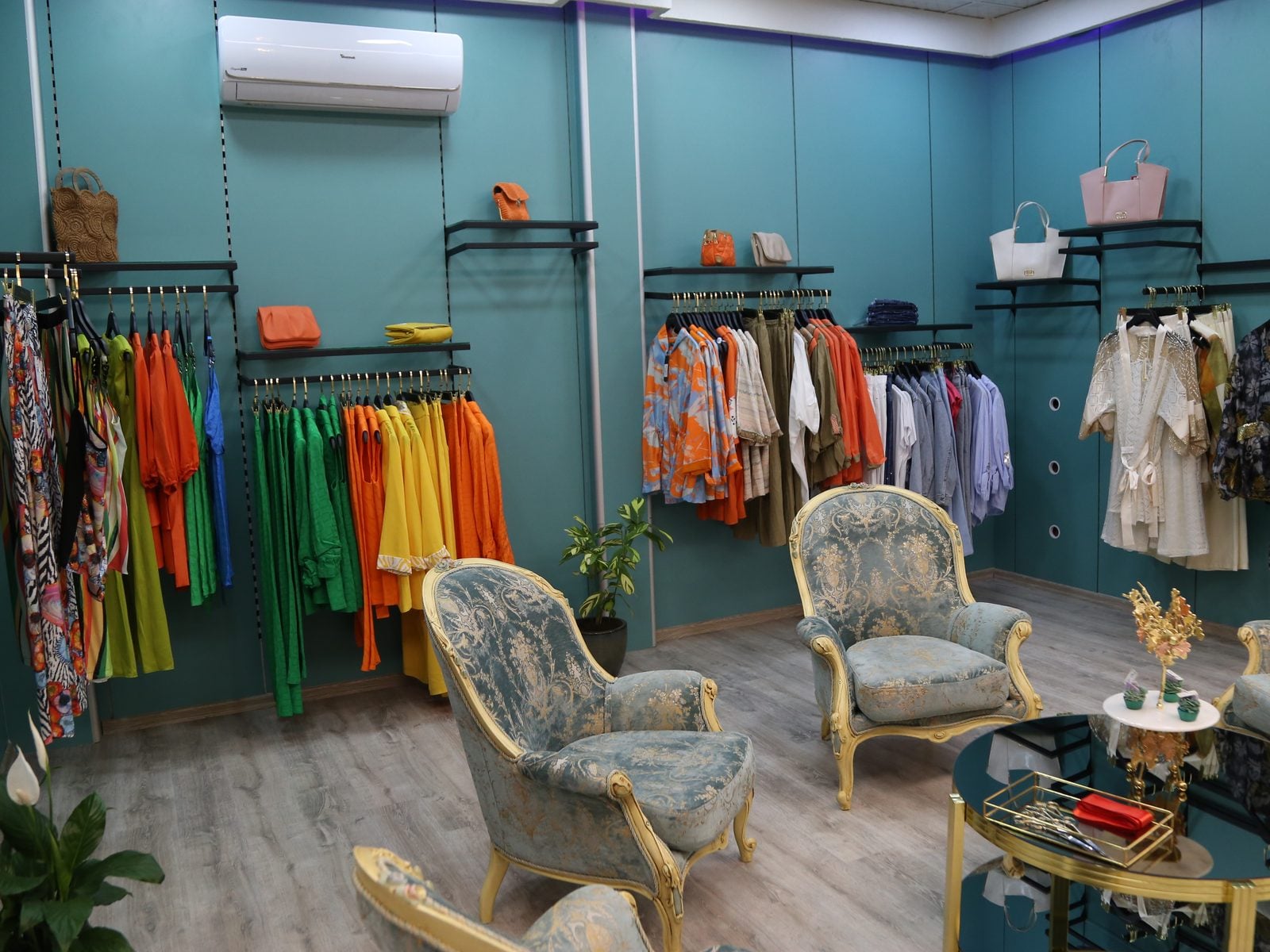 Butikte klasik koltukların çevrelediği renkli koleksiyon reyonu