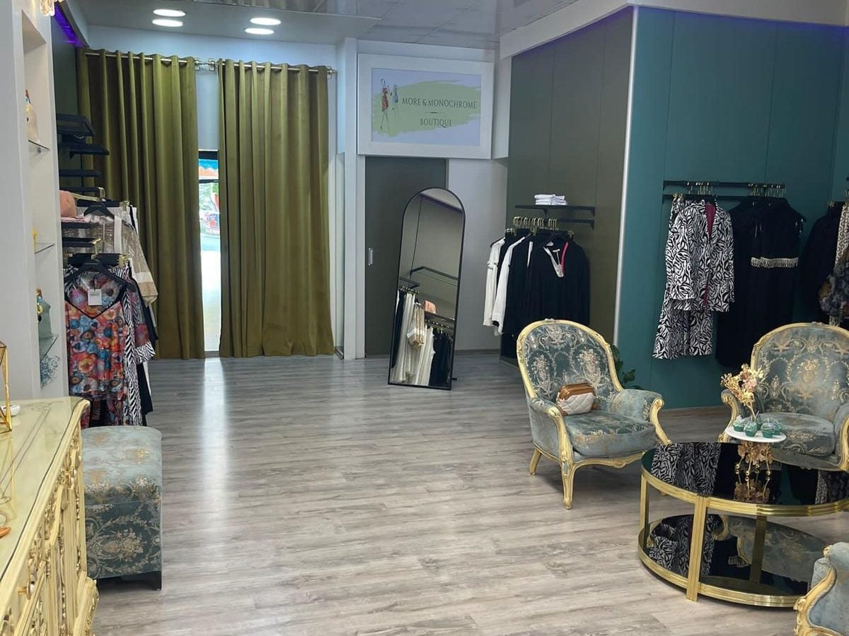 Butiğin kadife perdeli ve klasik koltuklu oturma köşesi