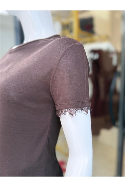 Kolu Dantel Detaylı Basic T-Shirt – Kısa Kollu Günlük Kadın T-Shirt