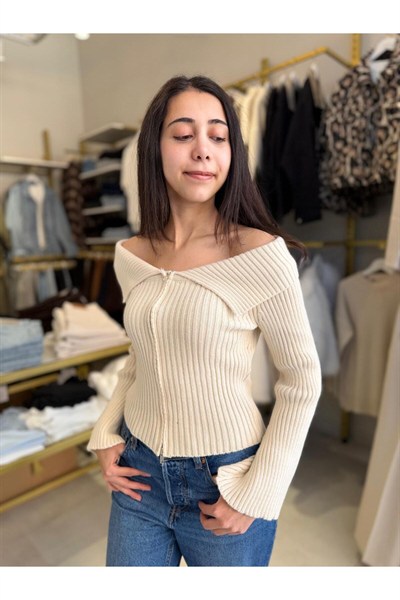 Trend Ekru Madonna Yaka Önü Fermuarlı Fit Triko Bluz