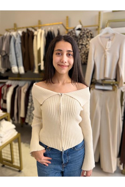 Trend Ekru Madonna Yaka Önü Fermuarlı Fit Triko Bluz