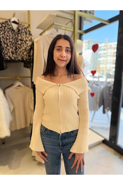 Trend Ekru Madonna Yaka Önü Fermuarlı Fit Triko Bluz