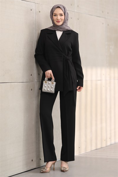 Kuşaklı Blazer Tesettür Takım – Ceket Pantolon Şık ve Modern İkili Takım