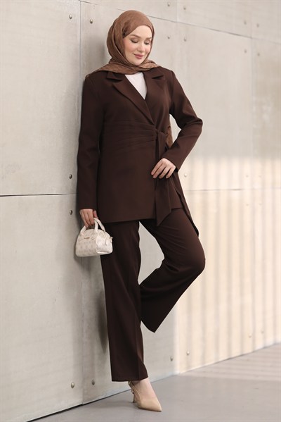 Kuşaklı Blazer Tesettür Takım – Ceket Pantolon Şık ve Modern İkili Takım