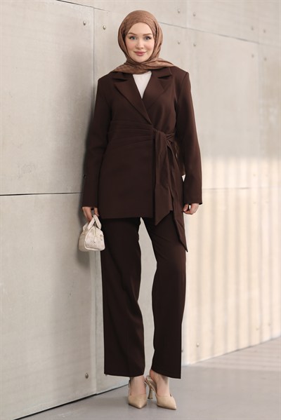Kuşaklı Blazer Tesettür Takım – Ceket Pantolon Şık ve Modern İkili Takım