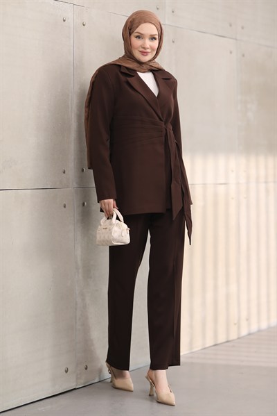 Kuşaklı Blazer Tesettür Takım – Ceket Pantolon Şık ve Modern İkili Takım
