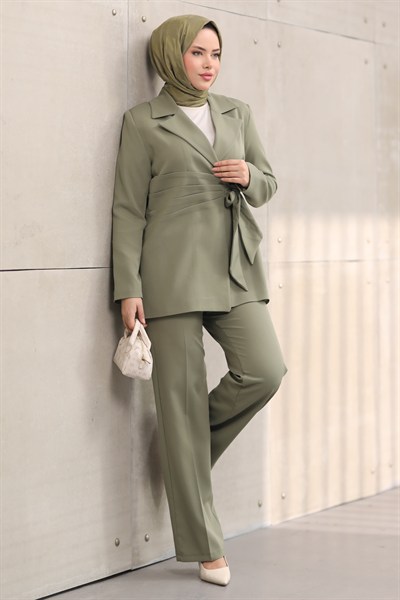 Kuşaklı Blazer Tesettür Takım – Ceket Pantolon Şık ve Modern İkili Takım
