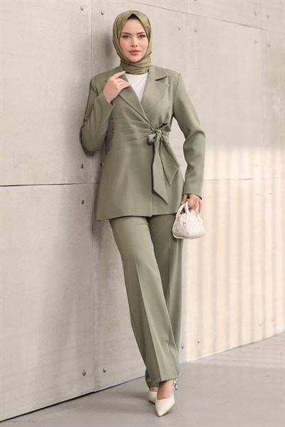 Kuşaklı Blazer Tesettür Takım – Ceket Pantolon Şık ve Modern İkili Takım