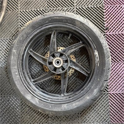 HYSONG GT 250 ARKA JANT LASTİK ÇIKMA