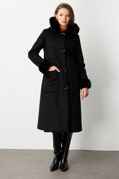 Ekol Yakası Ve Kolları Kürklü Kaşe Kaban Siyah