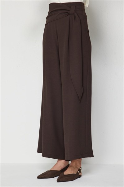 On Beli Fularlı Pile Detaylı Pantolon KAHVE