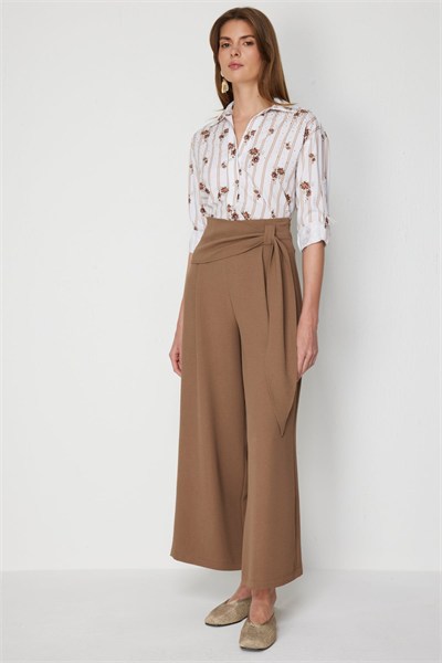 On Beli Fularlı Pile Detaylı Pantolon VIZON