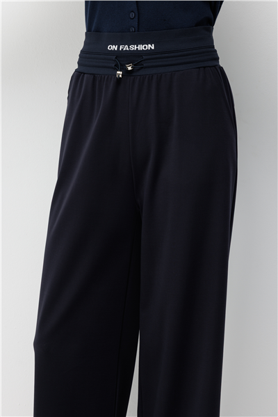 On Beli Yazı Detaylı Lastikli Bol Paça Pantolon Lacivert