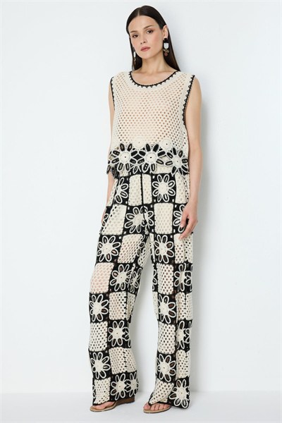 On Dantelli Sıfır Yaka Crop Bluz KREM