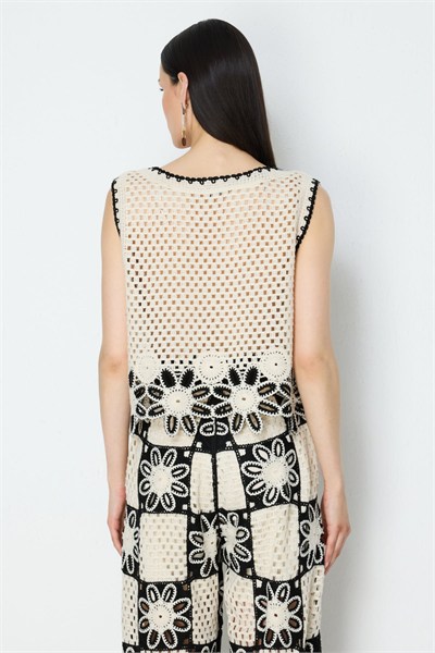 On Dantelli Sıfır Yaka Crop Bluz KREM