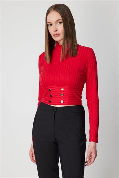 On Dik Yaka Süs Düğmeli Crop Bluz KIRMIZI