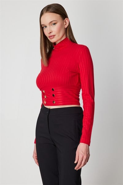 On Dik Yaka Süs Düğmeli Crop Bluz KIRMIZI