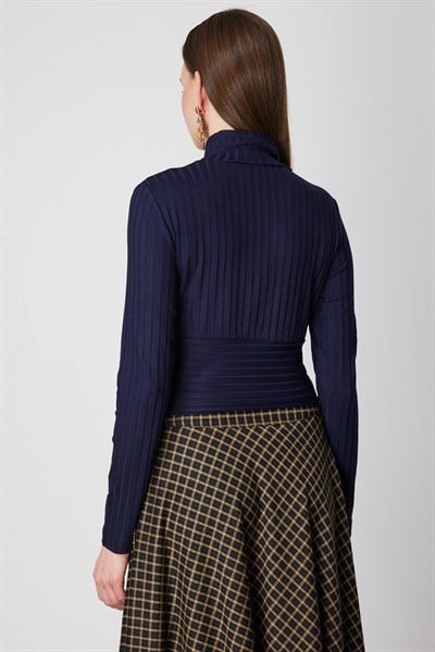 On Dik Yaka Süs Düğmeli Crop Bluz LACIVERT