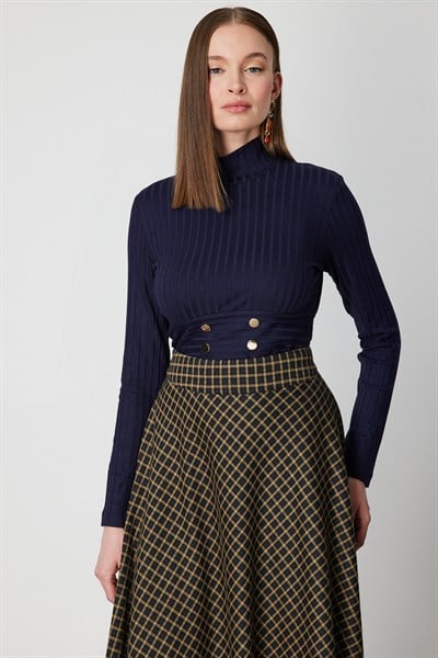 On Dik Yaka Süs Düğmeli Crop Bluz LACIVERT