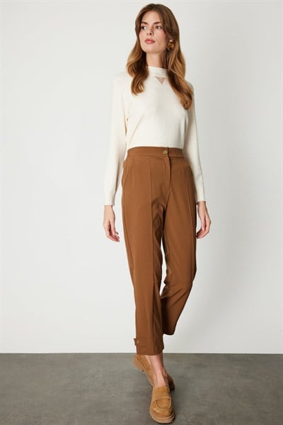 On Dikiş Detaylı Paçası Düğmeli Pantolon CAMEL