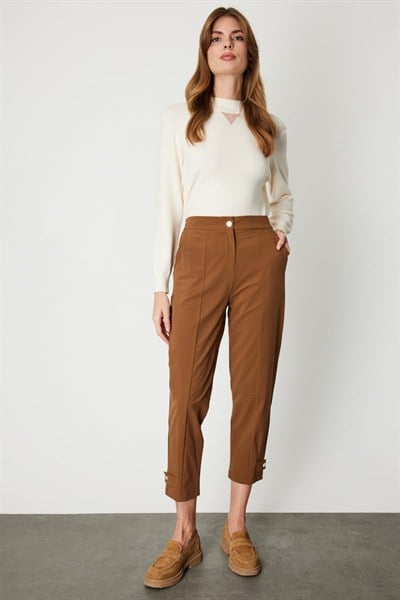 On Dikiş Detaylı Paçası Düğmeli Pantolon CAMEL
