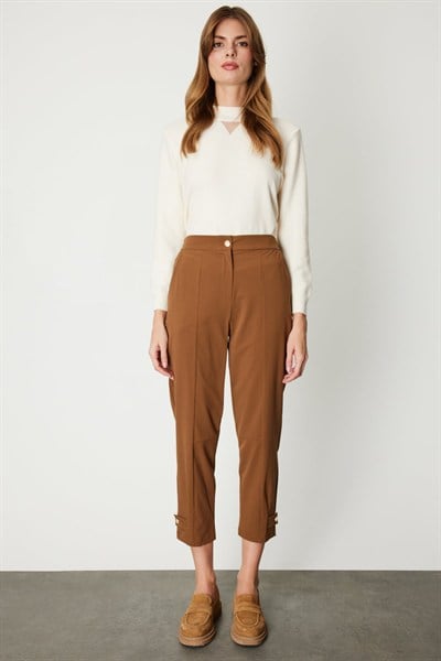 On Dikiş Detaylı Paçası Düğmeli Pantolon CAMEL