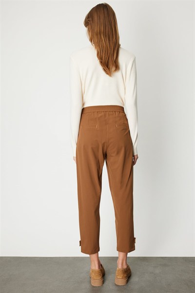On Dikiş Detaylı Paçası Düğmeli Pantolon Camel