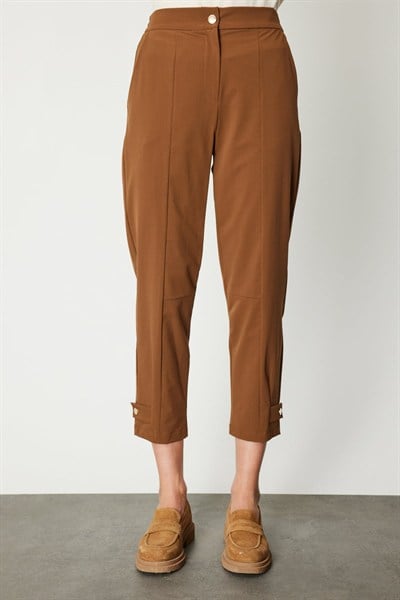 On Dikiş Detaylı Paçası Düğmeli Pantolon CAMEL