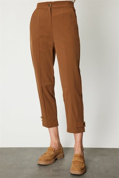 On Dikiş Detaylı Paçası Düğmeli Pantolon CAMEL