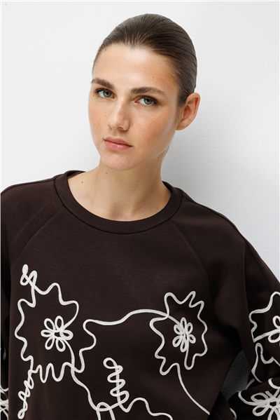 On İşleme Desenli Sıfır Yaka Sweatshirt Kahve