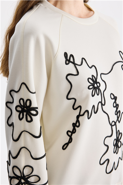On İşleme Desenli Sıfır Yaka Sweatshirt Ekru