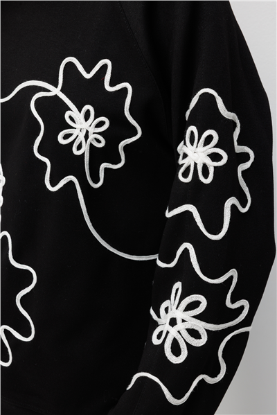 On İşleme Desenli Sıfır Yaka Sweatshirt Siyah