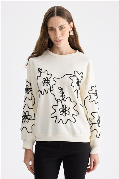 On İşleme Desenli Sıfır Yaka Sweatshirt Ekru
