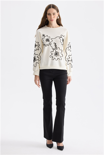 On İşleme Desenli Sıfır Yaka Sweatshirt Ekru