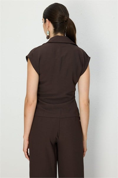 On Kemer Detaylı Kolsuz Bluz KAHVE