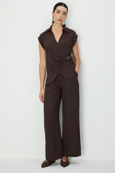 On Kemer Detaylı Kolsuz Bluz KAHVE