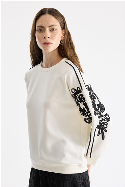 On Kolları İşleme Detaylı Sweatshirt Ekru