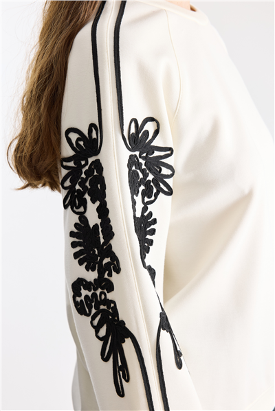 On Kolları İşleme Detaylı Sweatshirt Ekru