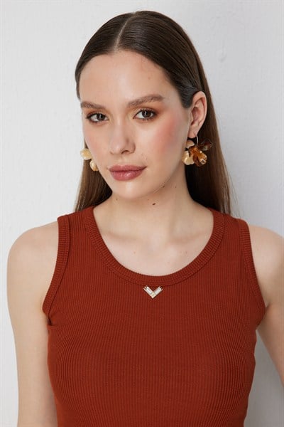 On Metal Aksesuarlı Pamuklu Basic Bluz MOCCA