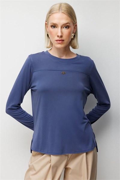 On Metal Aksesuarlı Sıfır Yaka Basic Bluz INDIGO