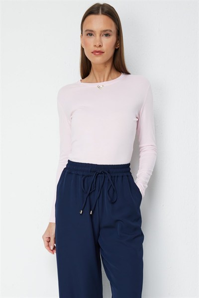 On Metal Aksesuarlı Sıfır Yaka Basic Bluz PEMBE