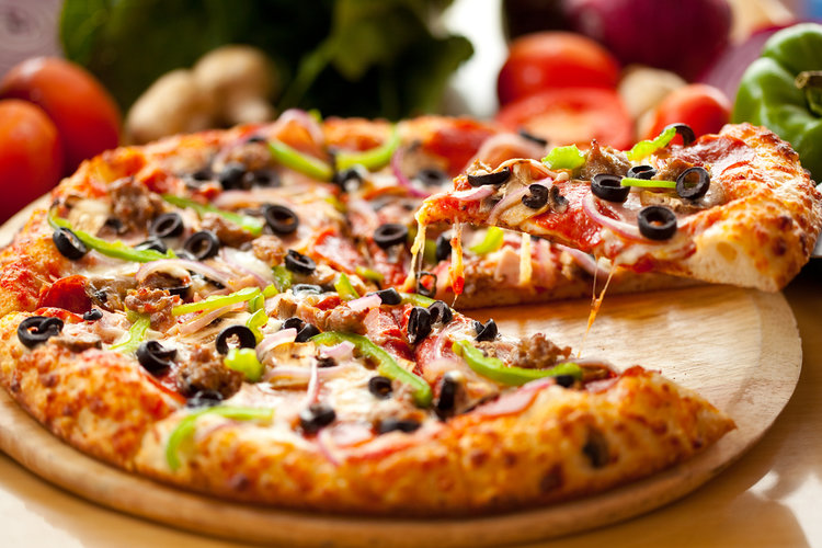 Ev Yapımı Zeytinli Pizza