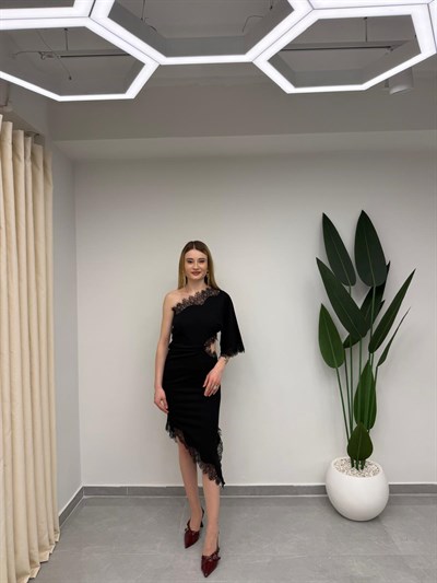 Dantel Detaylı Tek Omuz Asimetrik Midi Elbise Siyah