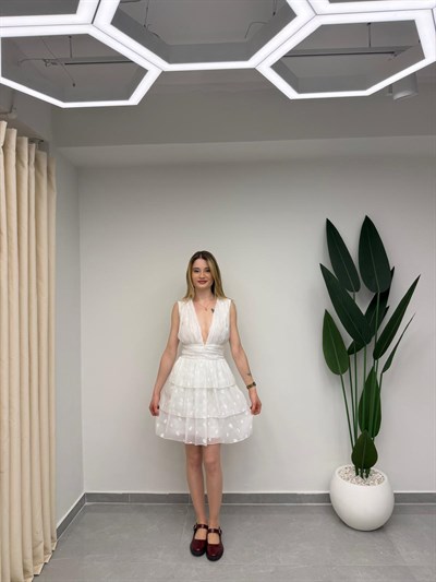 Derin V Yaka Belden Oturtmalı Drapeli Eteği Katlı Mini Elbise Beyaz